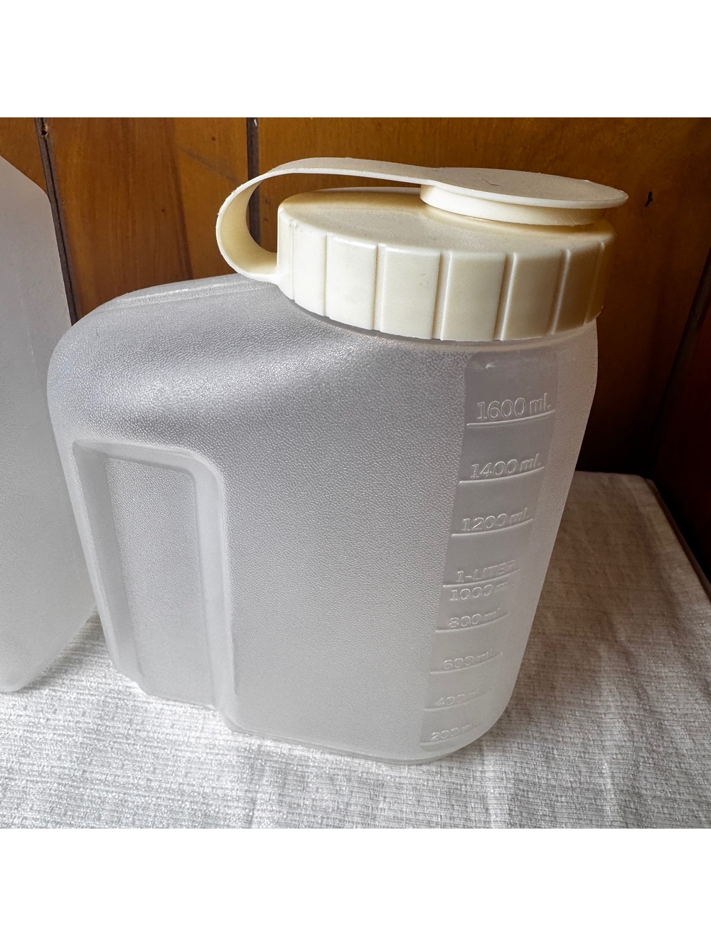 Vintage Rubbermaid Measuring Set 1 Liter & 1.75 Quart Frosted Plastic Containers - Picture 3 of 4